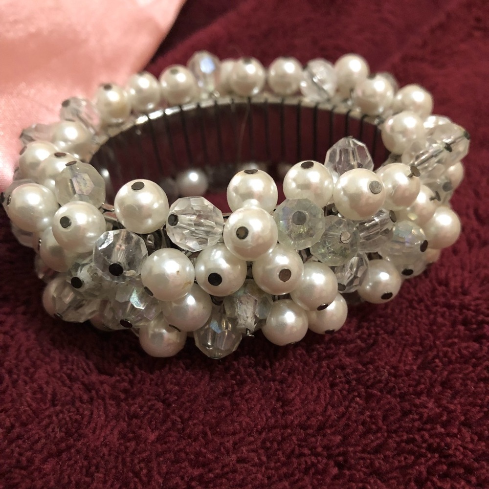 Beautiful pearl sparkly bracelet